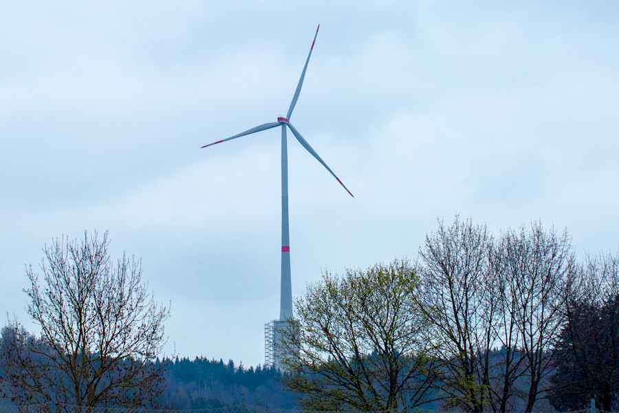 Windrad mit Wasserbehählter im Naturstromspeicher Gaildorf