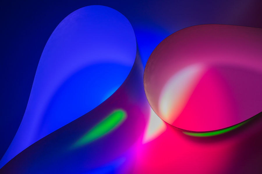 Spiel mit farbigem Licht und Papier
