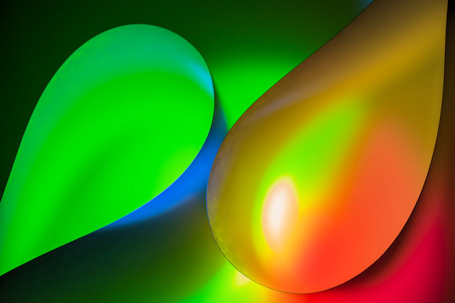 Spiel mit farbigem Licht und Papier