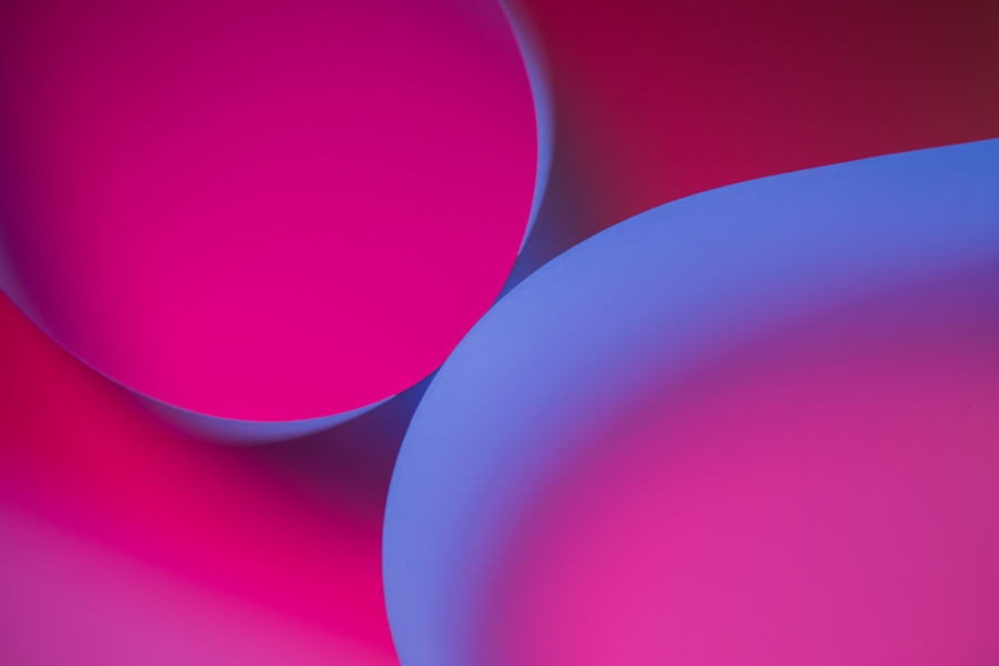 Spiel mit farbigem Licht und Papier