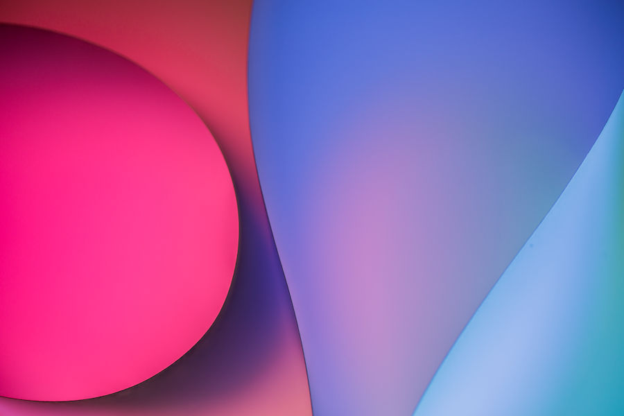 Spiel mit farbigem Licht und Papier