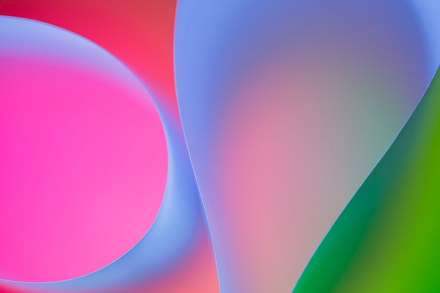 Spiel mit farbigem Licht und Papier