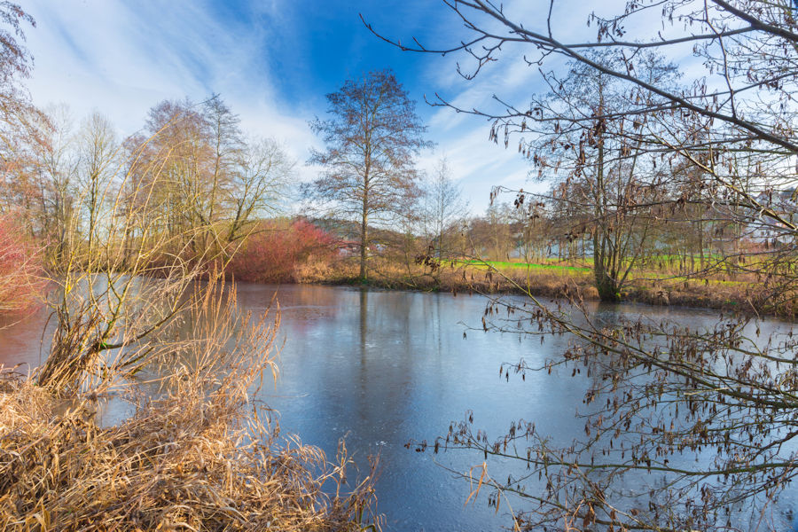 Zugefrorener Weiher beim Kocher in der Nähe von Waiblingen