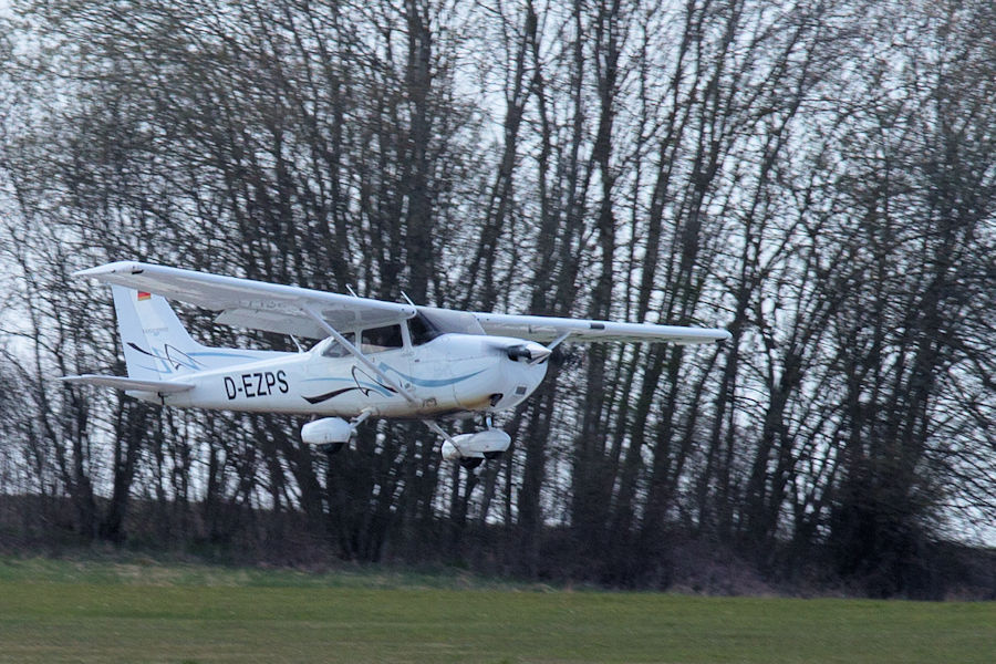 Cessna 172S Skyhawk SP beim Landeanflug in Elchingen