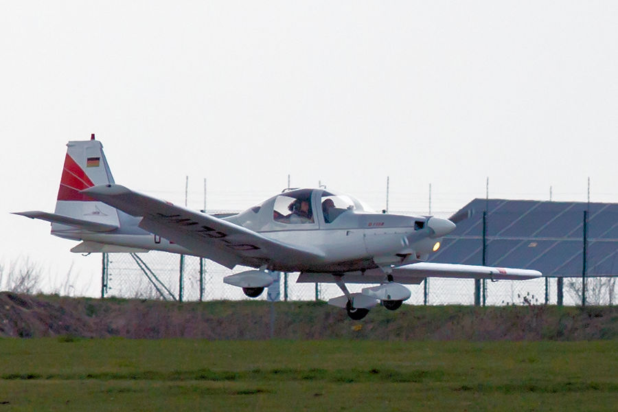 Grob G115A beim Landanflug in Elchingen
