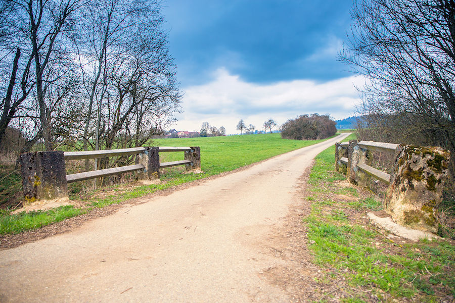 Kleine Brücke über den Killingerbach