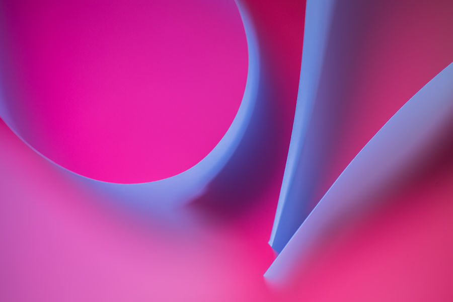 Spiel mit farbigem Licht und Papier