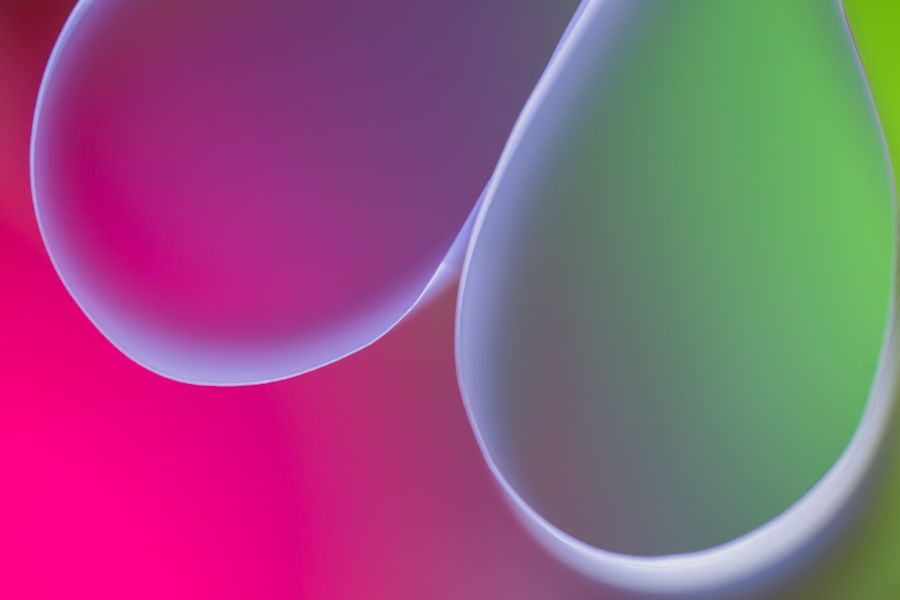 Spiel mit farbigem Licht und Papier