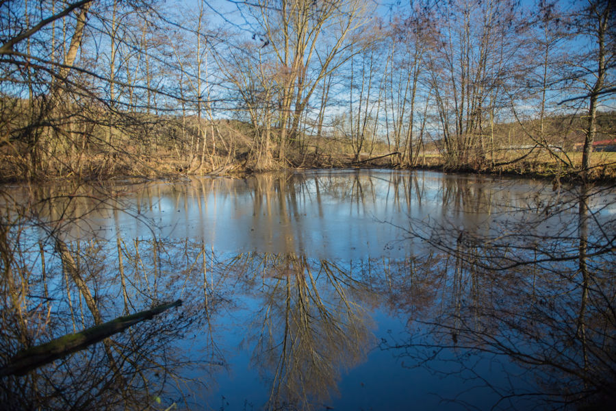 kleiner halb zugefrorener Teich