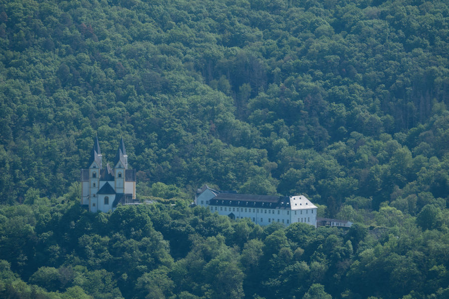 Blick von der Hohen Lay zum KlosterArnstein