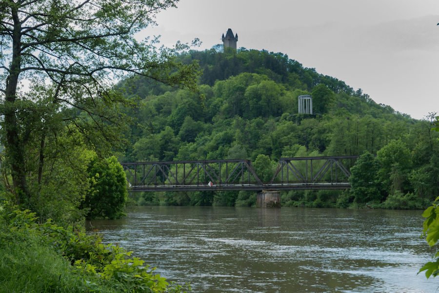 Blick von der Lahn hoch zur Burg Nassau dem Denkmal Heinrich Friedrich Karl Freiherr vom und zum Stein und der Eisenbahnbrücke
