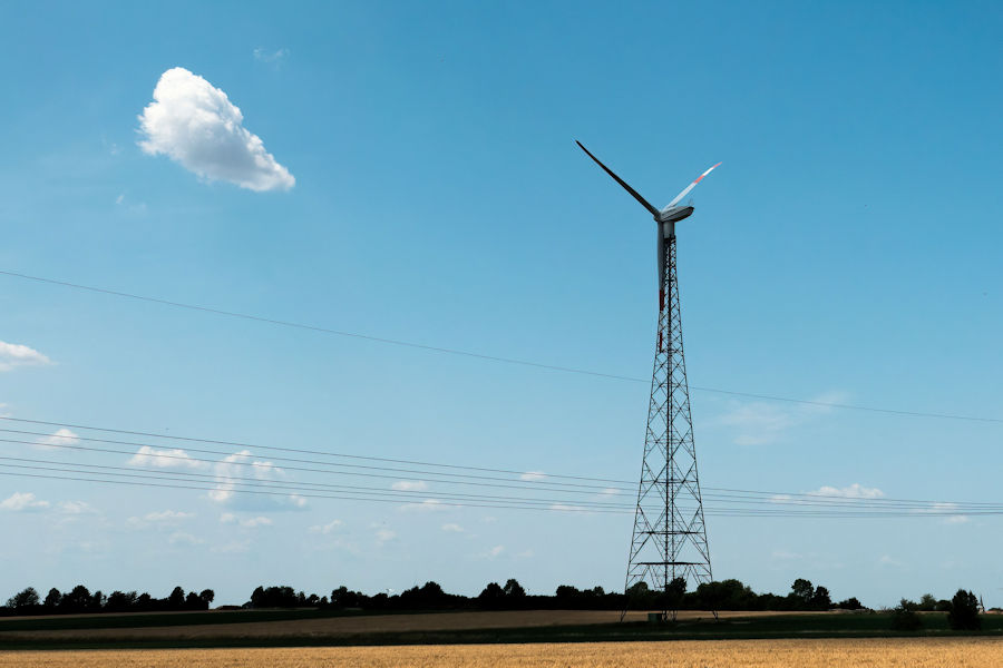 Windrad mit Gittermast zwischen Wallmersbach und Langensteinach