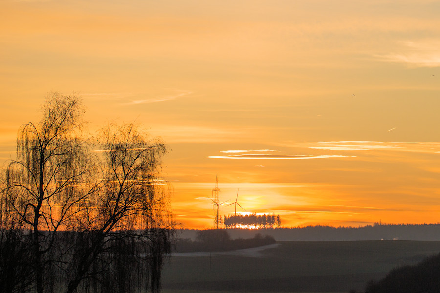 Sonnenuntergang über Aalen Ebnat mit zwei Windräder des Windpark Oberkochen