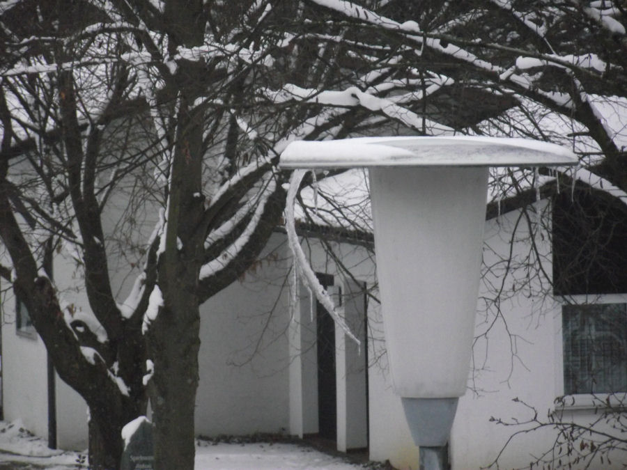 gebogener Eiszapfen bei Tag